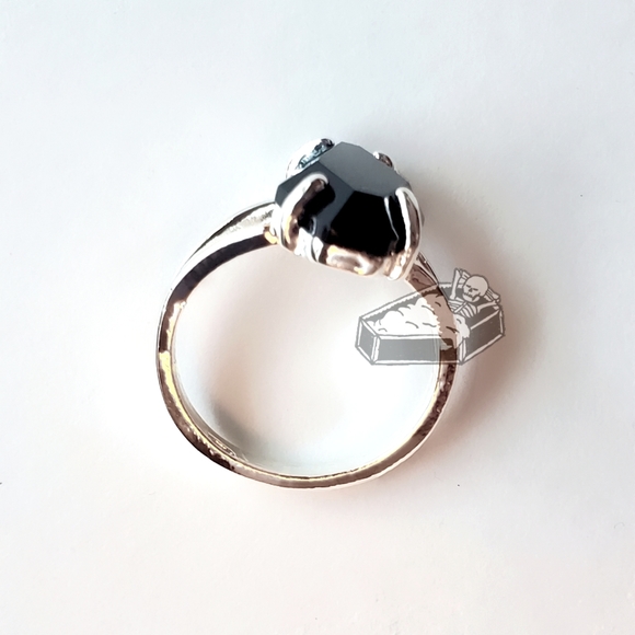 Poshmark won't let me delete this? 🫤 - Picture 4 of 12